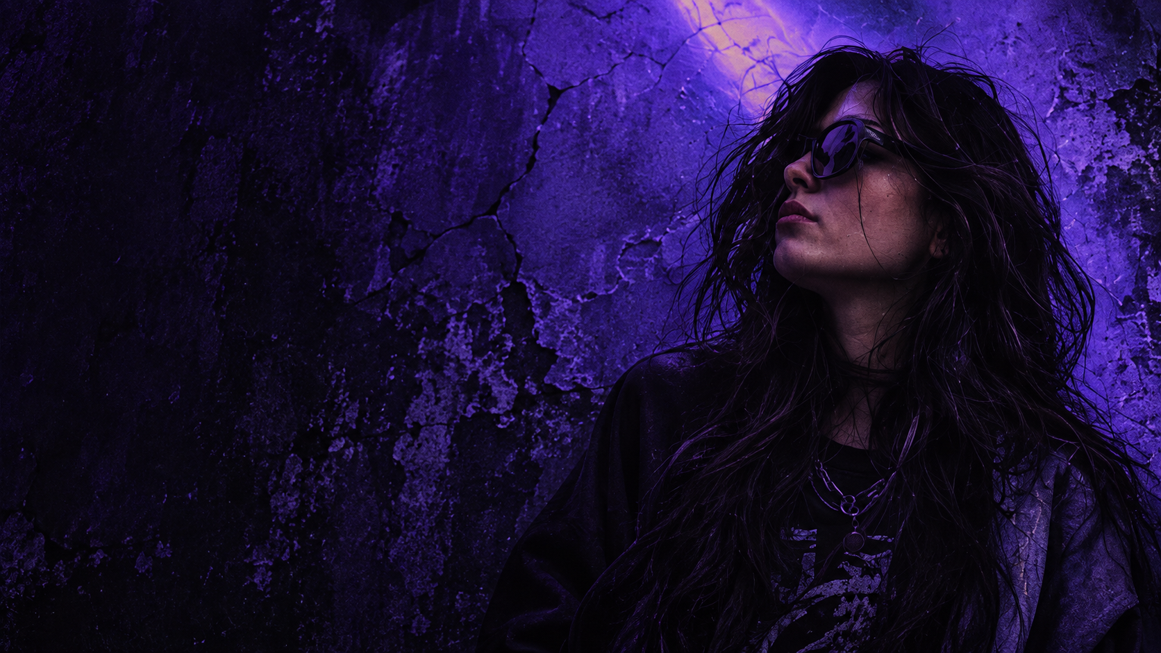 Retrato de una mujer de perfil con luz violeta y gafas oscuras.